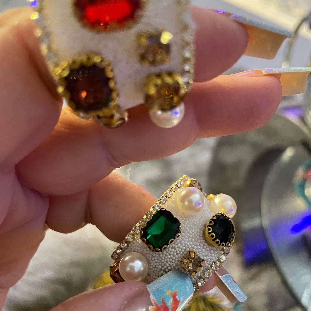 Source Unknown Gold Hoop Earrings with White Pearls